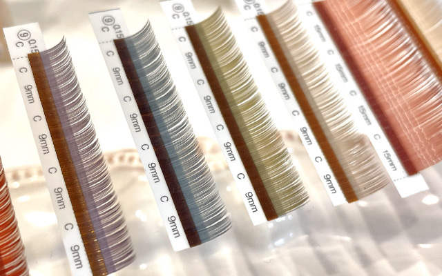 色々な色のまつエクの画像